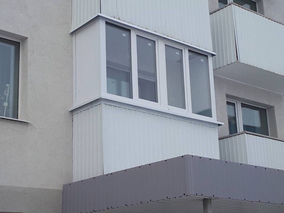 Внешняя отделка балкона белым профнастилом - фото 2